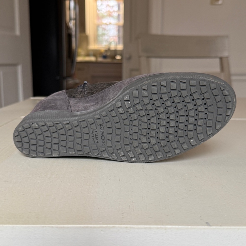 Geox Carum Women's Gray Leather Wedge Sneaker / Bootie
Geox Size 36 - Picture 2 of 12